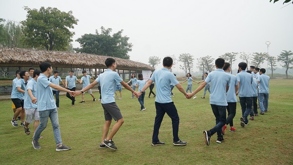 Mọi người nắm tay nhau hát vang bài hát Nối vòng tay lớn